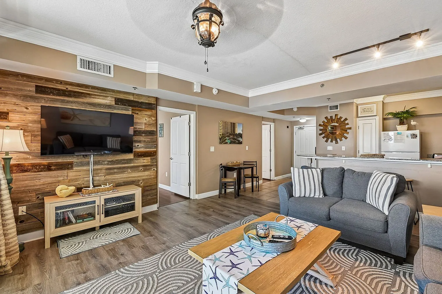 1 bed, 2.0 bath, 904 sqft, $3,774 — Photo 4