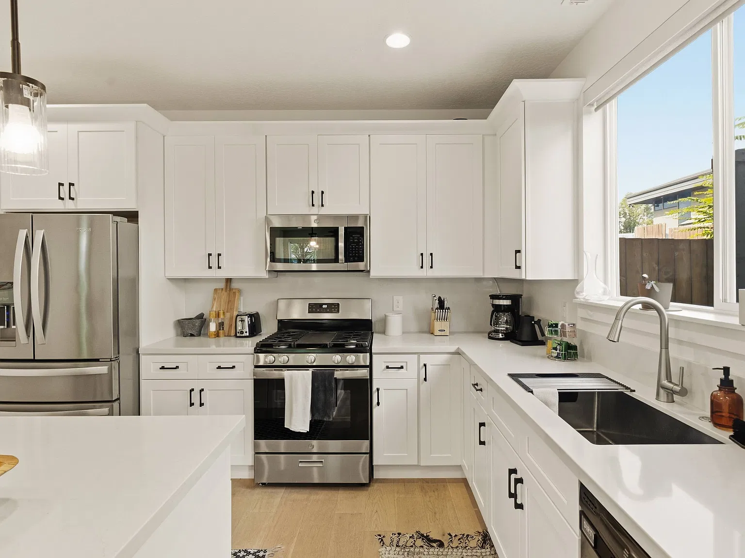 4 bed, 2.5 bath, 2017 sqft, $4,200 — Photo 3