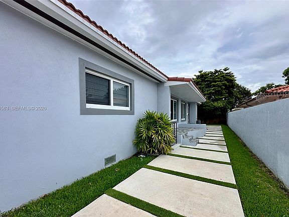 4th image of 2722 SW 5th St