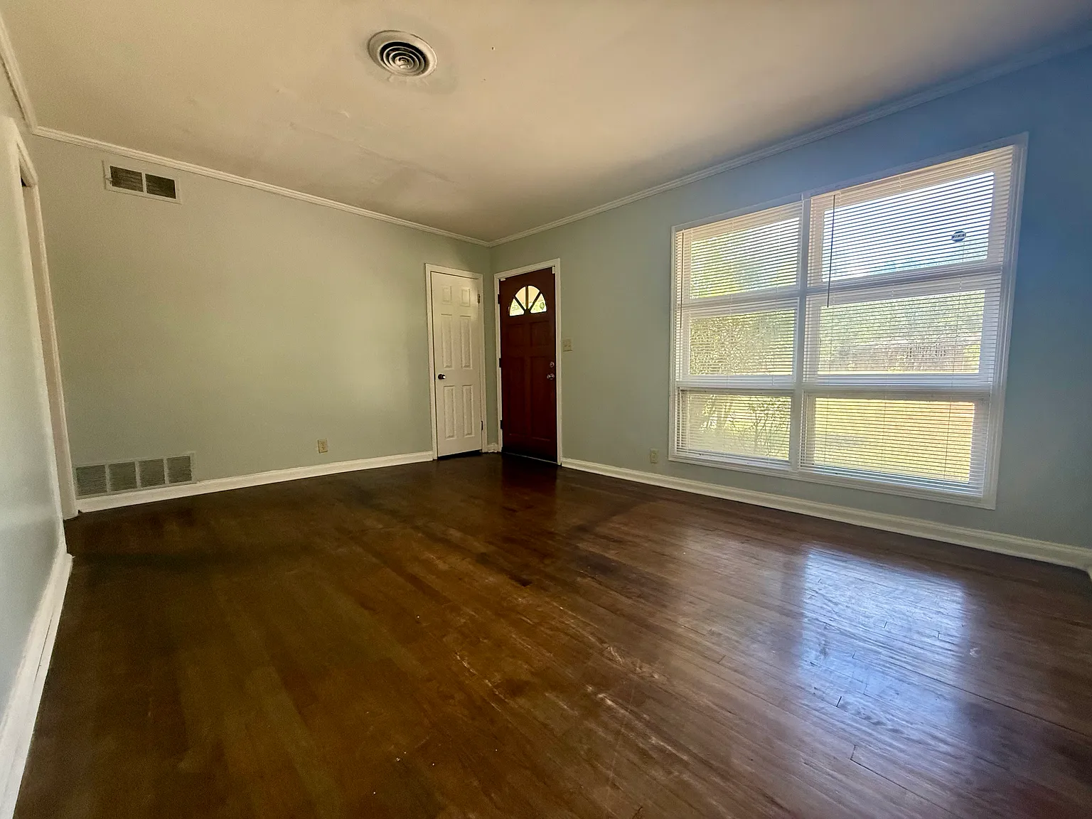 3 bed, 1056 sqft, $995 — Photo 2