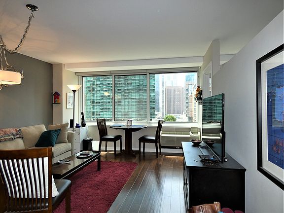 5th image of 211 E Ohio St APT 1812