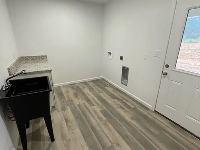 433 James Dr — Photo 6