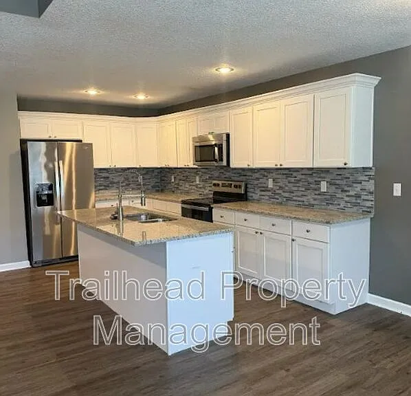 605C S Hillcrest St — Photo 4