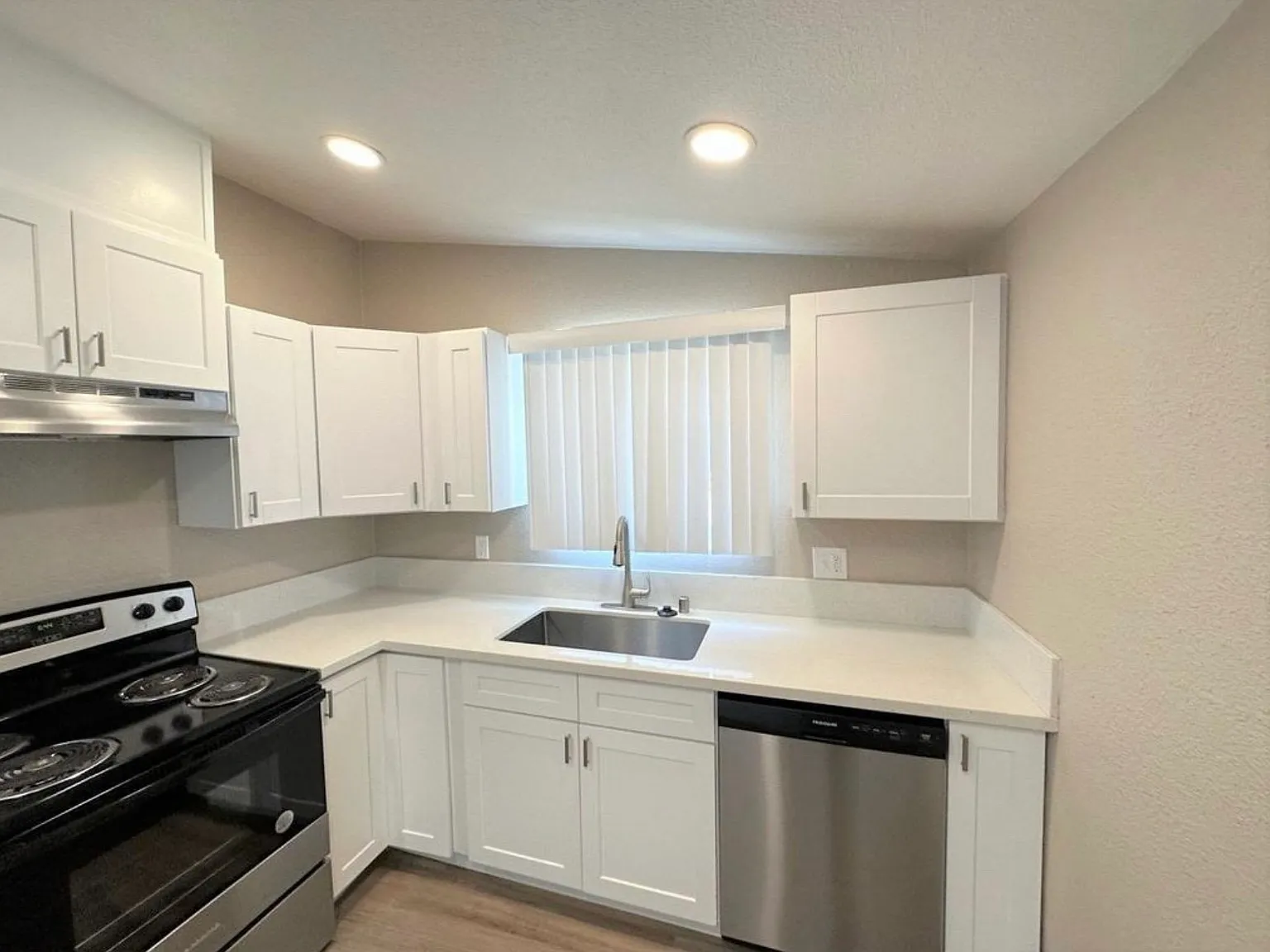 3 bed, 1104 sqft, $2,300 — Photo 3