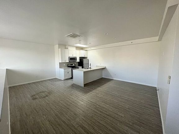2nd image of 4540 Ingraham St #D4