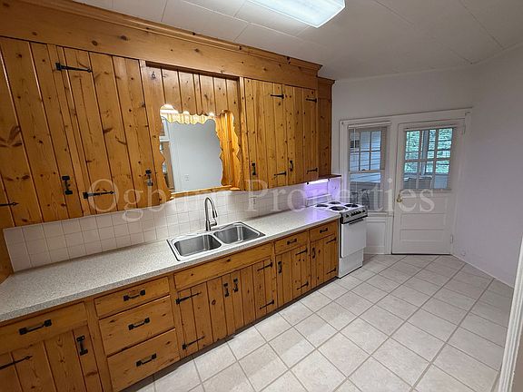 4th image of 647 Irving St APT 4