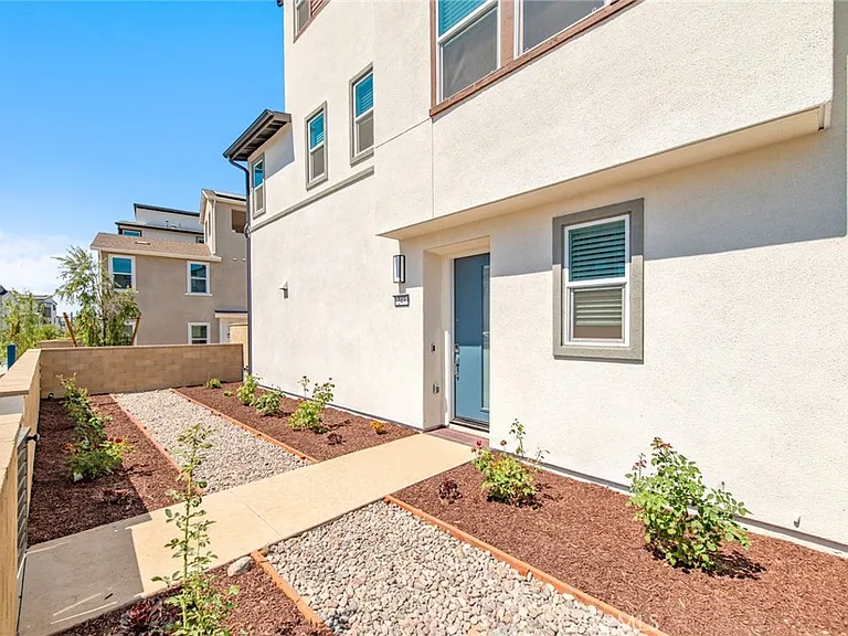 243 Yerba — Photo 2