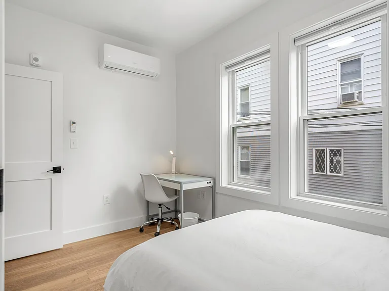 621 E 8th St #6 — Photo 3