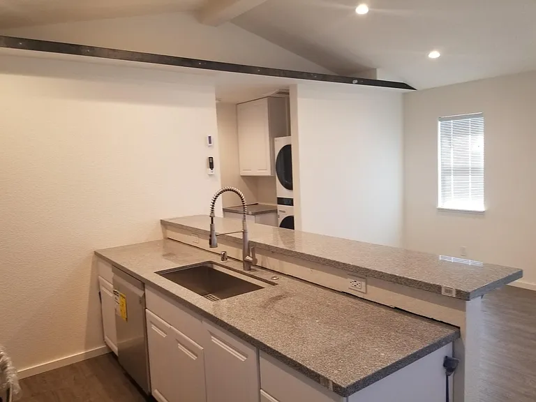 406 S Laurel St — Photo 8