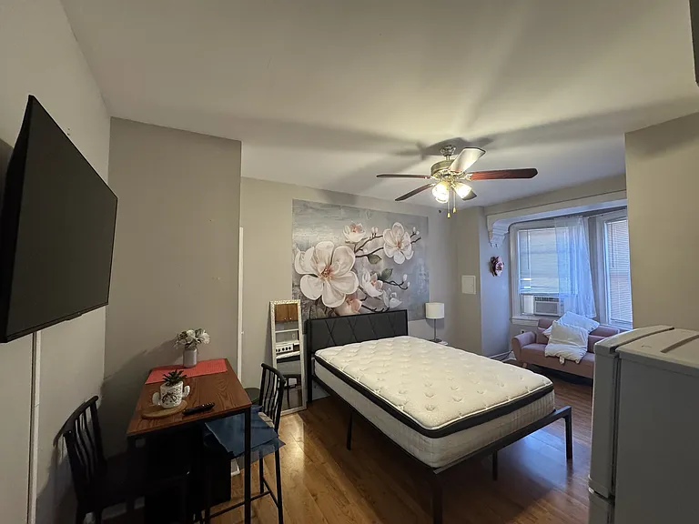 1121 Spruce St #3R — Photo 2