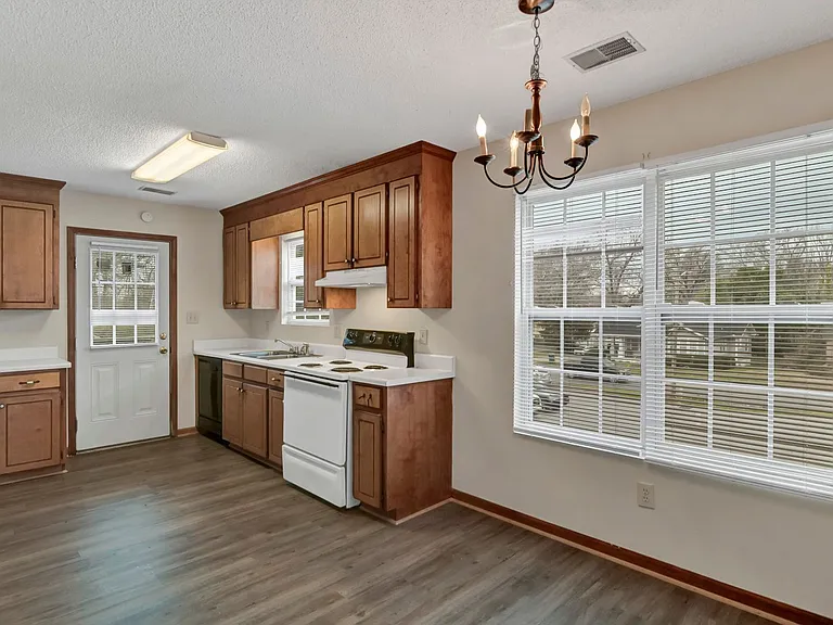122 Hazelwood Ct — Photo 9