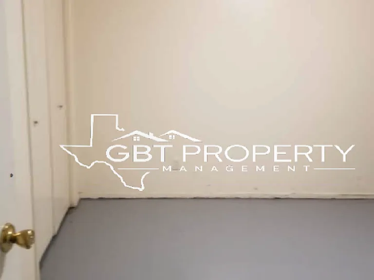 2 Bedroom & 3 Bedroom Apartments — Photo 9