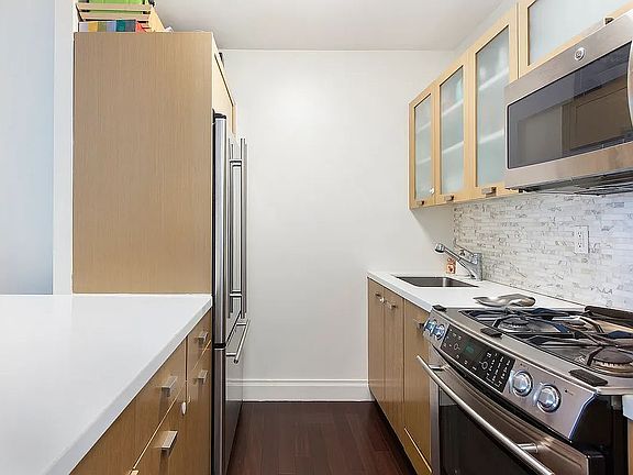 3rd image of 212 E 47th St APT 33G
