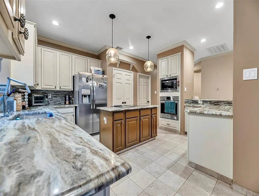 4 bed, 2.5 bath, 2517 sqft, $2,400 — Photo 4
