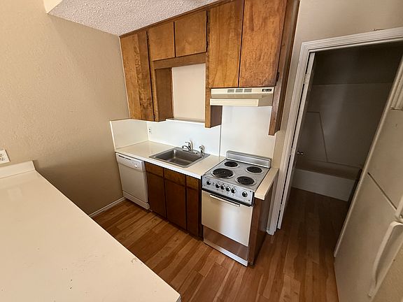 4th image of 520 Bond St APT 15