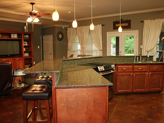 3rd image of 106 Saint George Cir