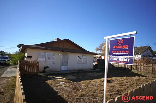 209 E. Warren Ave Photo 1