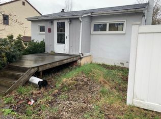 18 Caldwell Rd W, Hewitt, NJ 07421