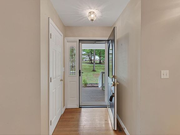 5th image of 75 Riverside Dr