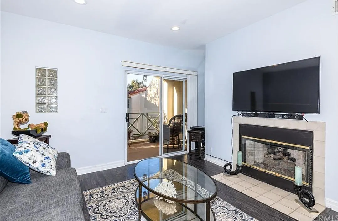 3 bed, 1279 sqft, $3,950 — Photo 4