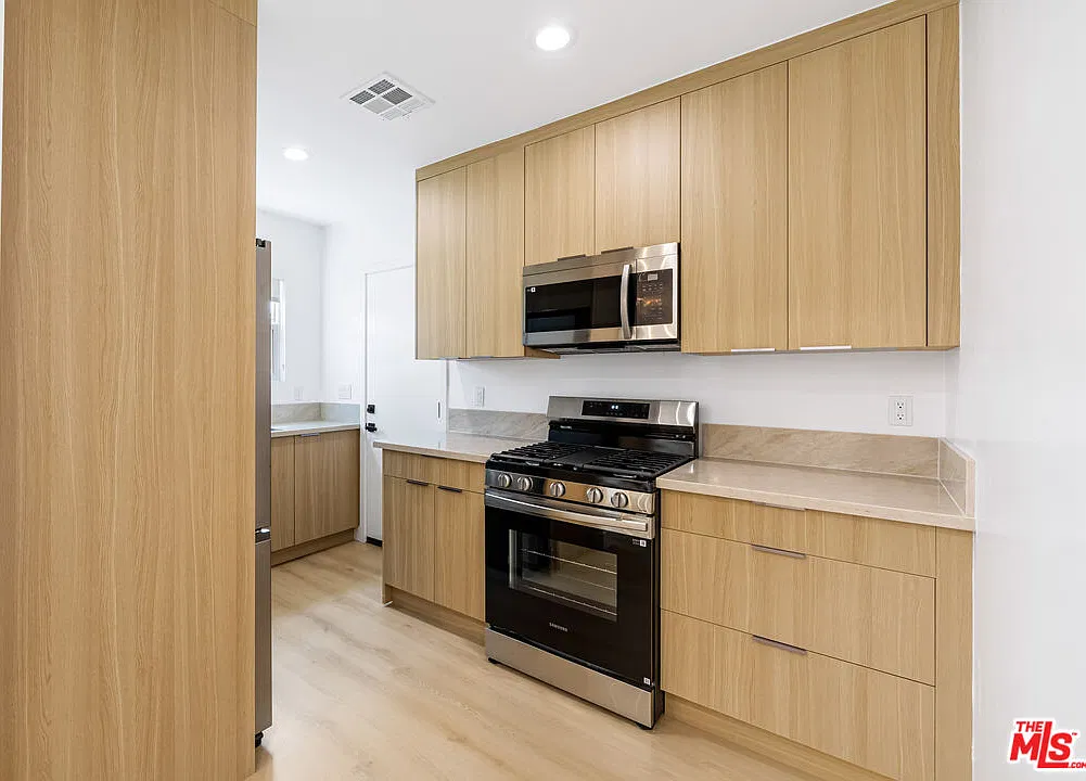 2 bed, 1.0 bath, 1100 sqft, $3,988 — Photo 4