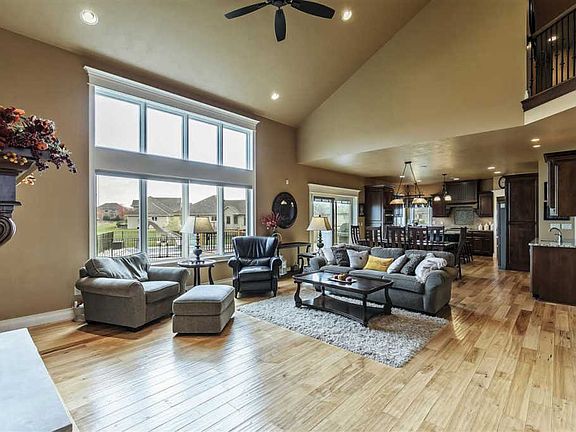 5th image of 371 Clermont Ct