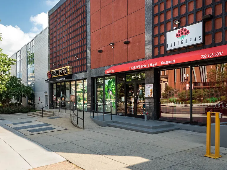 Delicious dining options along Connecticut Avenue NW.