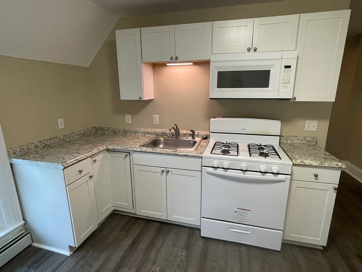 1 bed, 700 sqft, $1,070 — Photo 2