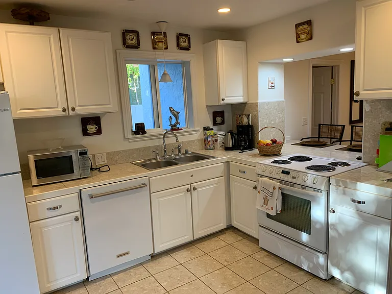 Mariposa Dr — Photo 9