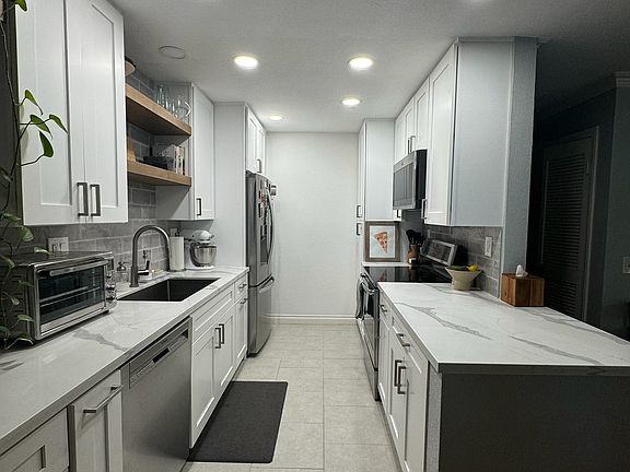 3rd image of 2828 Famosa Blvd