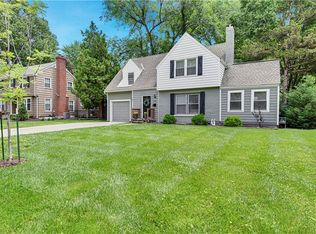 7815 Cambridge Dr, Prairie Village, KS 66208