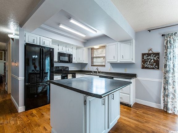 3rd image of 9863 N Meadow Dr