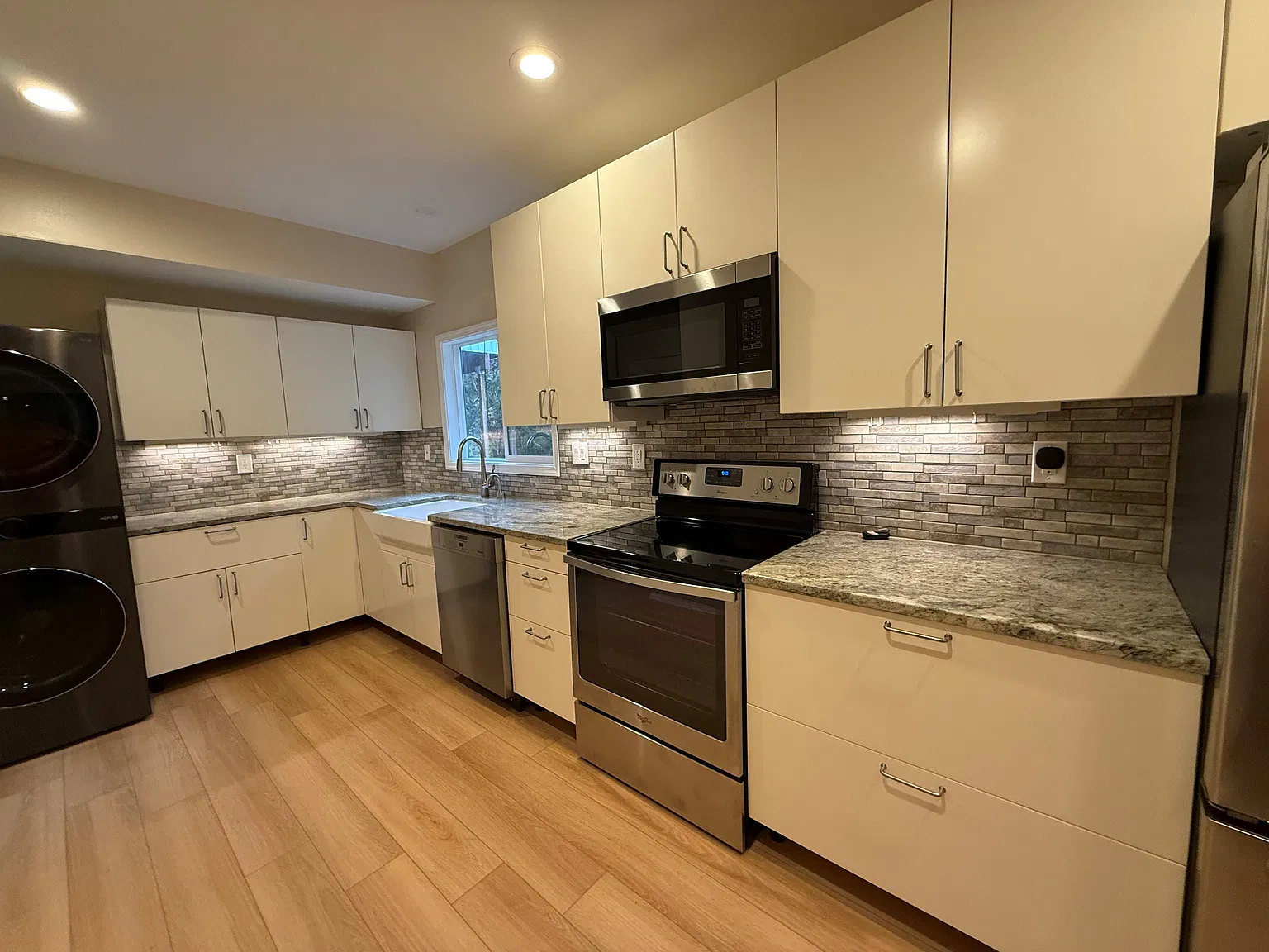 1 bed, 700 sqft, $1,600 — Photo 3