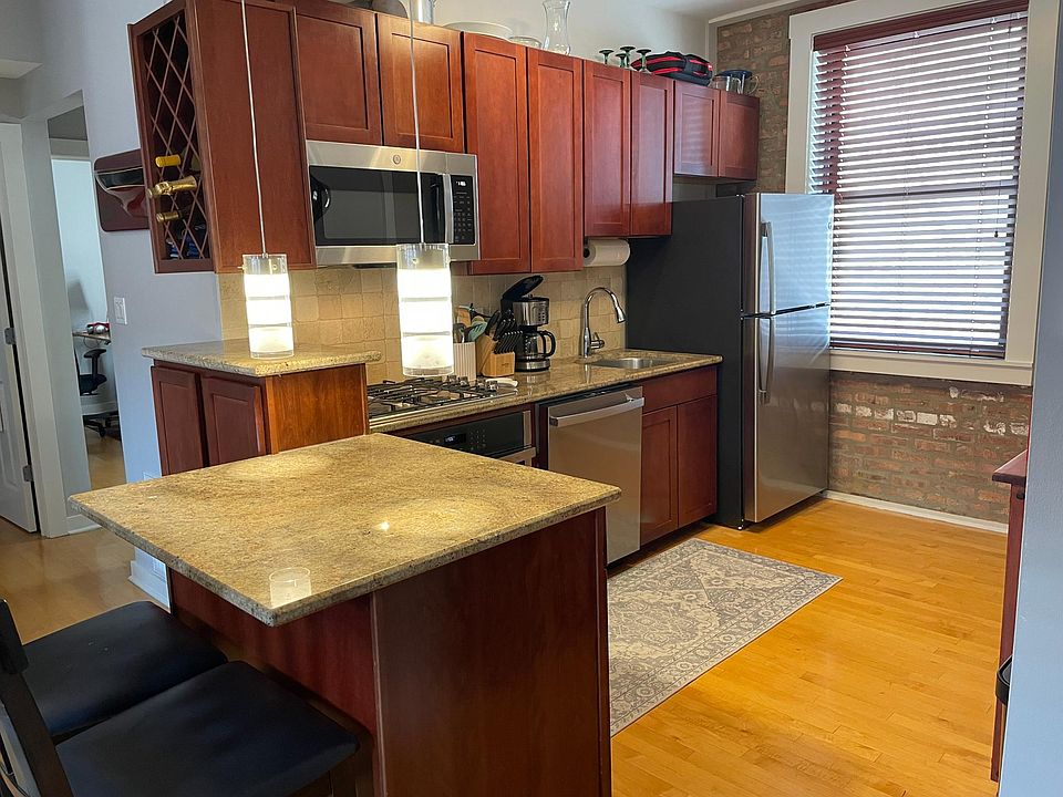 1st image of 909 W Cornelia Ave APT 3S