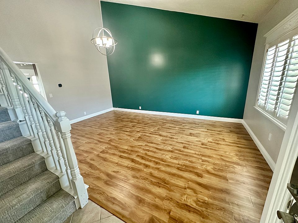 Entry/Living Room
