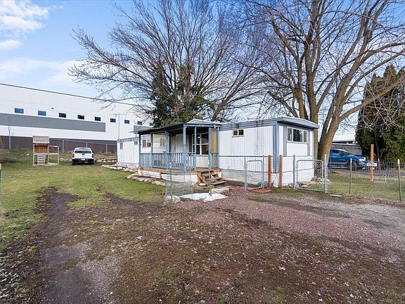 3rd image of 18517 E Courtland Ave