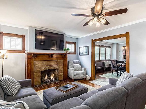 3rd image of 208 E Como Ave
