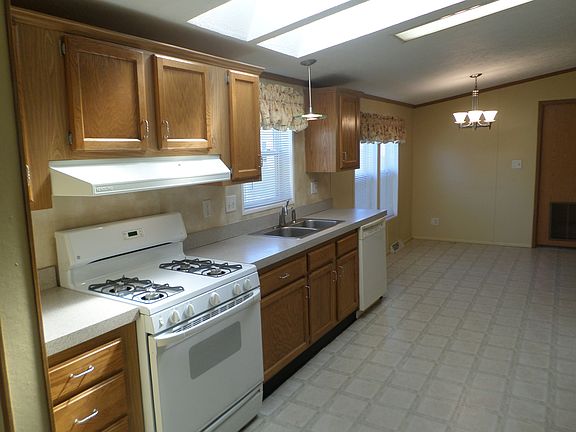 4th image of 46310 Abbey Dr