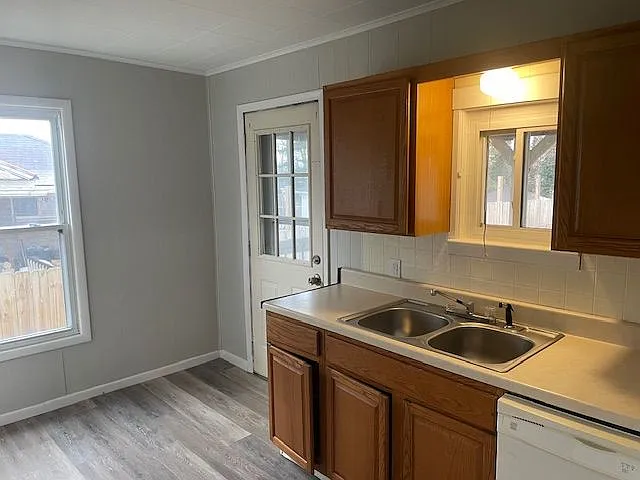 1384 Playford Ave — Photo 7