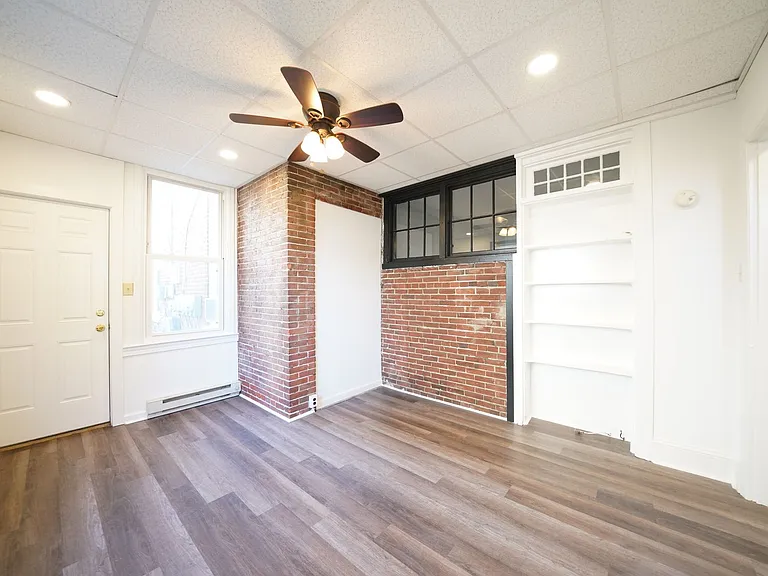 402 N Church St — Photo 4