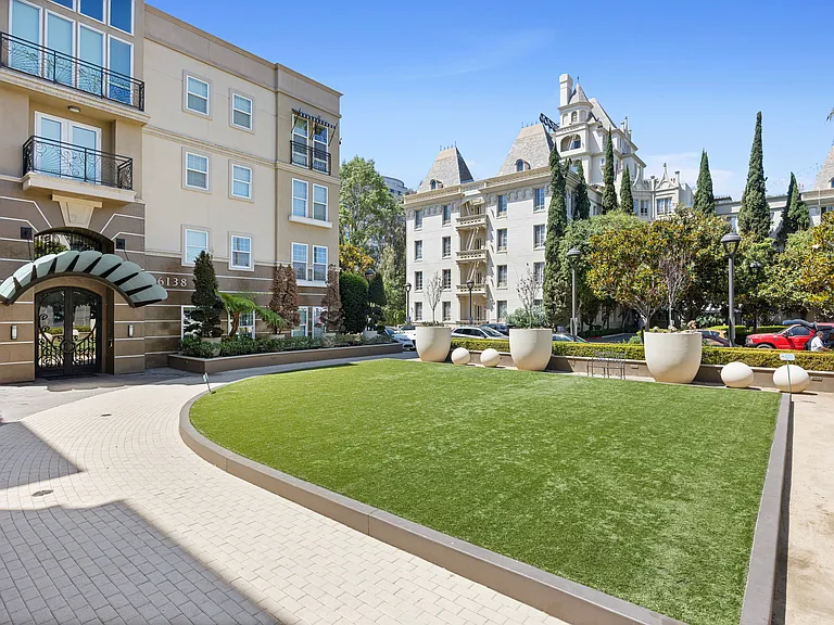 La Belle at Hollywood Towers — Photo 15
