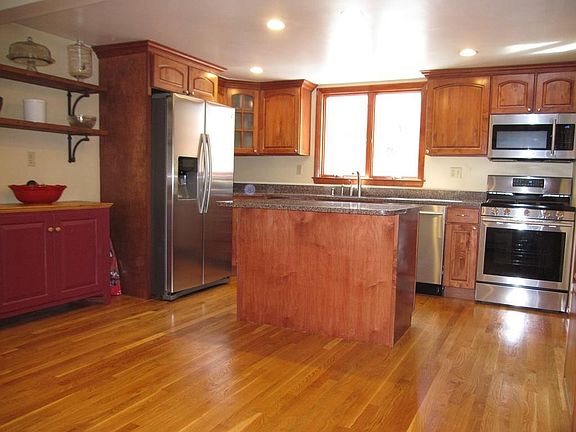 3rd image of 829 West St