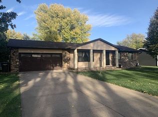 3116 Paradise Dr, Hastings, NE 68901