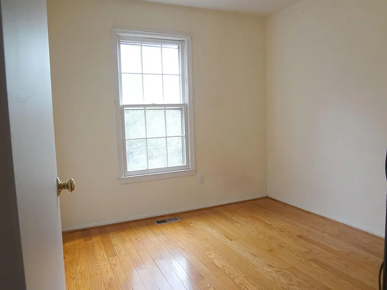 2909 Rensselaer Ct — Photo 2