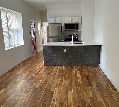 3rd image of 3015 Richmond St