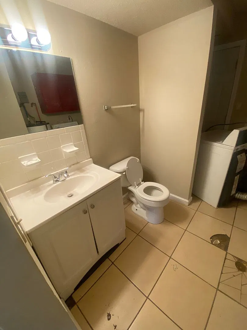 Duplex with Three Large Bedrooms and Two Family Rooms — Photo 2