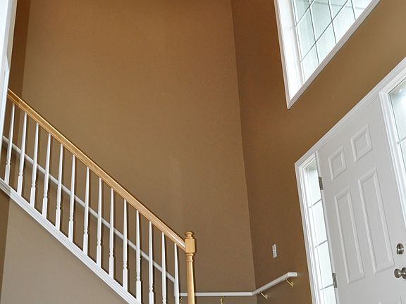 2-Story Foyer w Chandelier