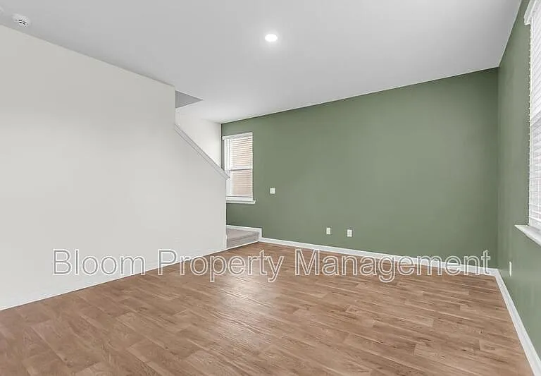 502 Lake Ridge Blvd — Photo 17