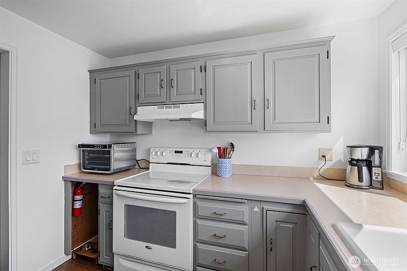 4th image of 303 13th Avenue E #301