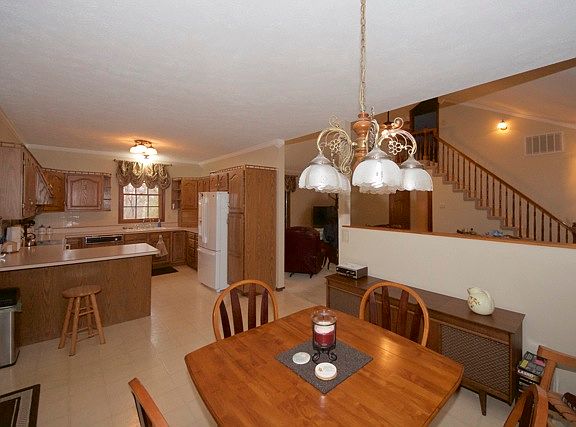 4th image of 499 Winters Ln
